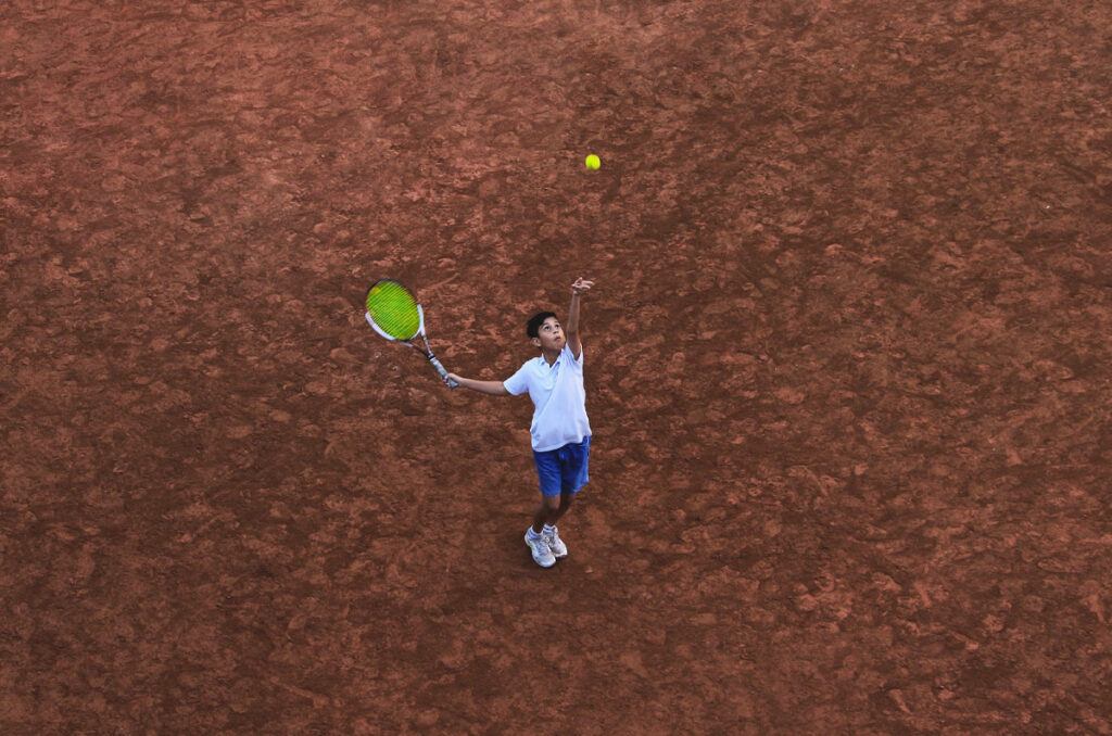 Beneficios de las clases de tenis para niños, un deporte para toda la familia