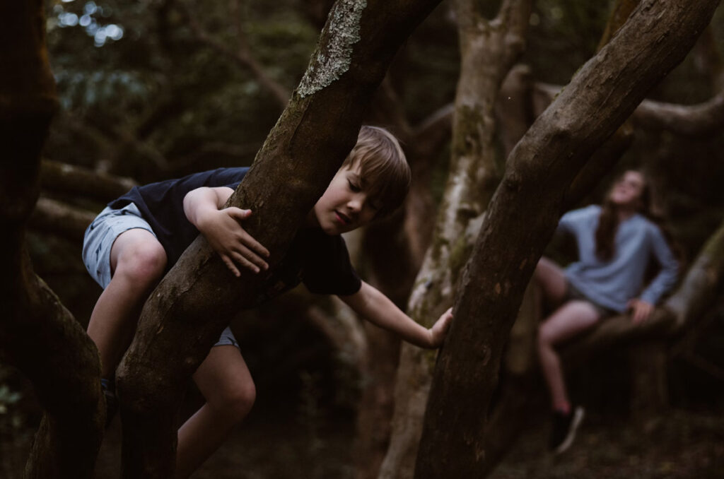 Por qué es tan importante que los niños jueguen al aire libre y cómo sacarle el mayor provecho