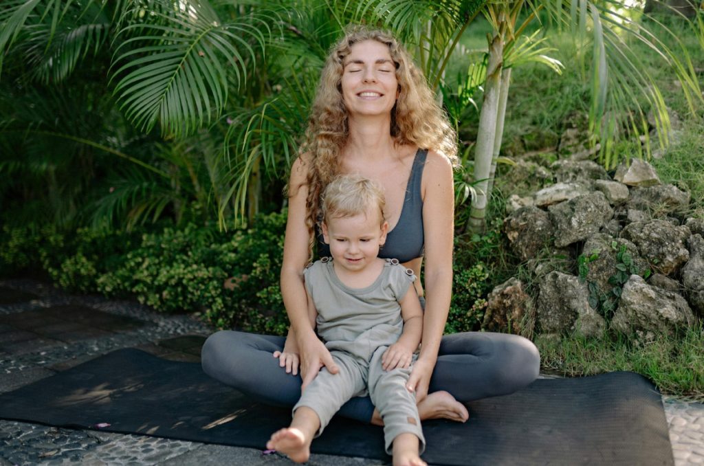 La familia que practica yoga unida permanece unida