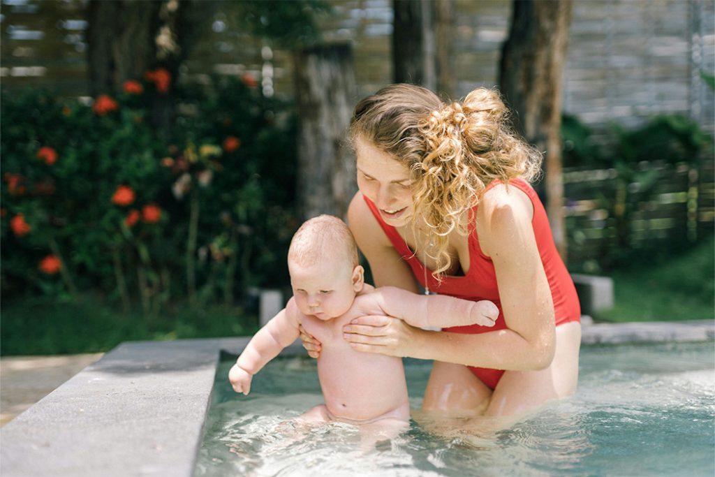 ¿A qué edad puede empezar mi bebé a ir a la piscina?