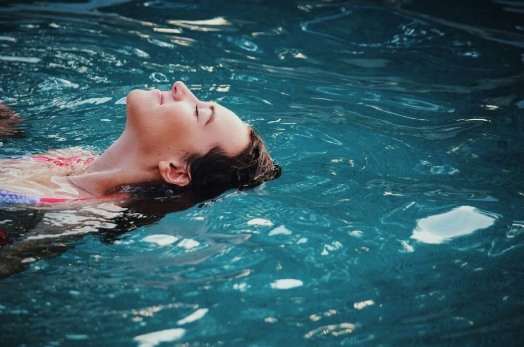 Tiempo de piscina: ¿cómo prevenir las otitis veraniegas en los niños?