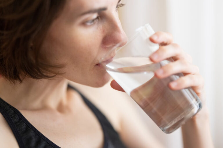 Por qué es tan importante beber agua (aunque no tengas sed)