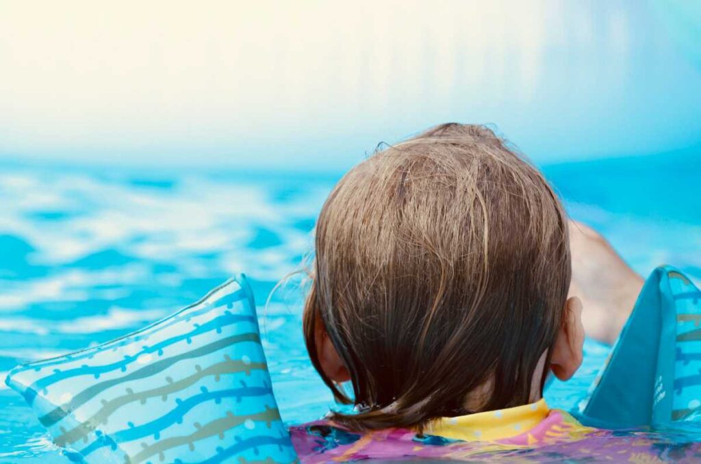 Consejos básicos para que los peques disfruten con seguridad en la piscina