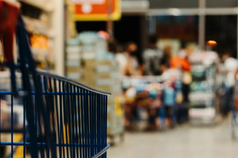 Una lista de la compra para ir al súper puede ayudarte a llevar una vida sana
