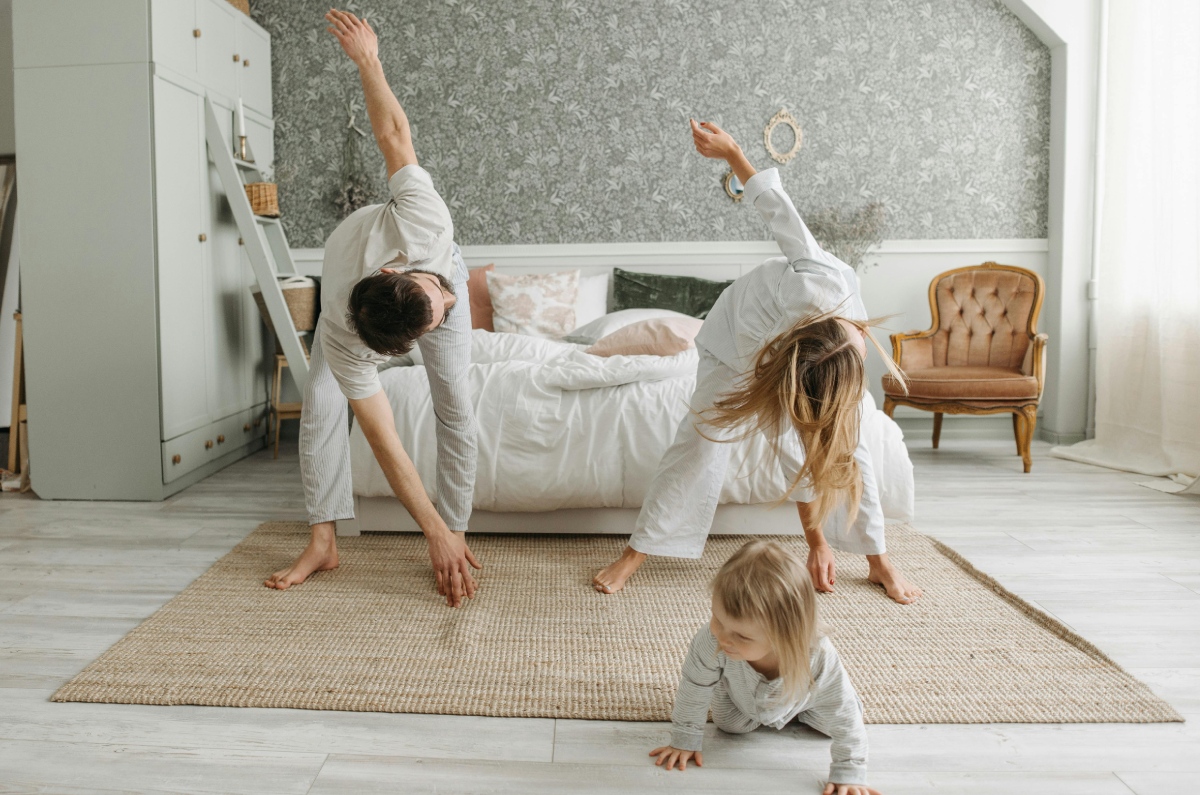familia haciendo yoga