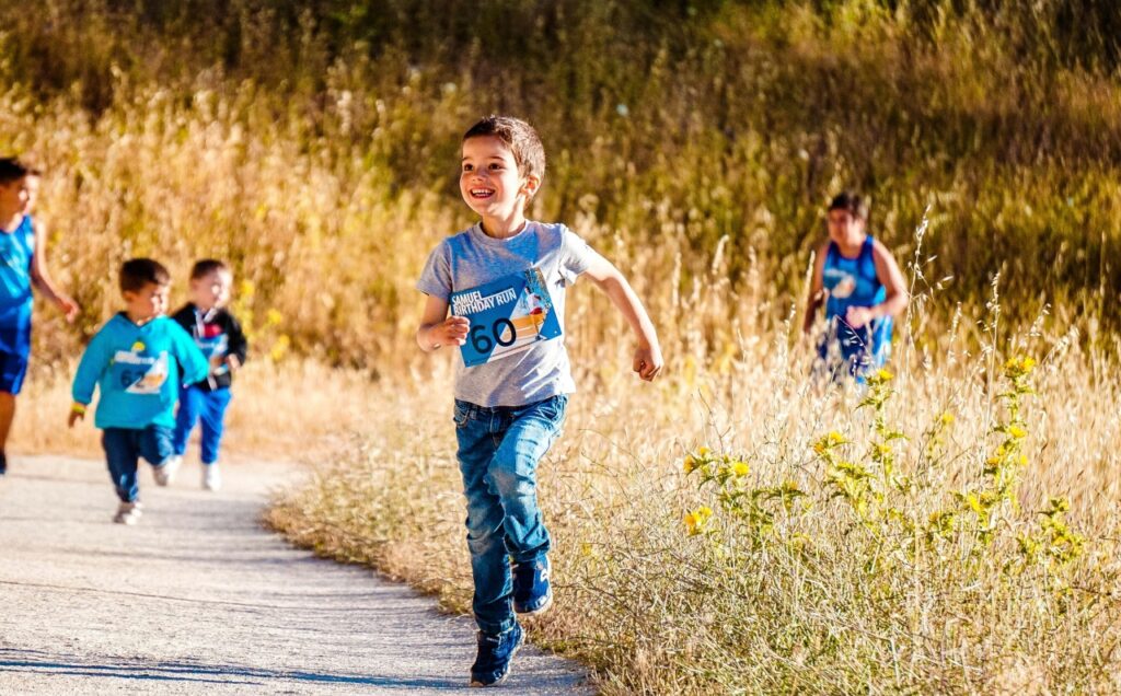 ¿Por qué a mi hijo le da flato corriendo y jugando?