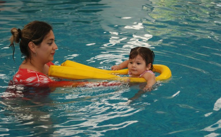 Estos son los beneficios de las clases de natación para bebés