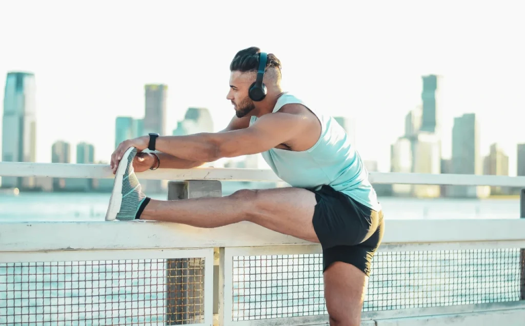 Hombre realizando estiramientos durante un entrenamiento para recuperar la forma física tras un periodo de descanso.