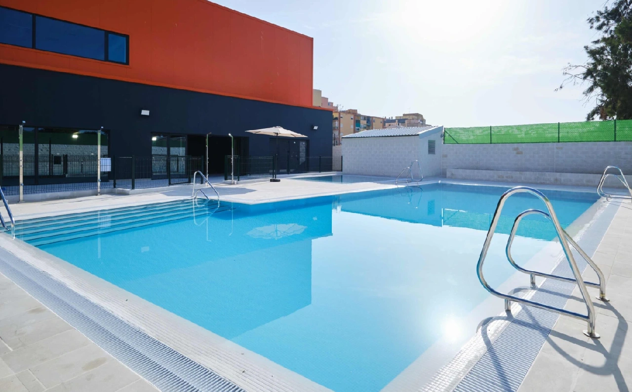 Piscina exterior de Enjoy ideal para refrescarse y disfrutar de los días de verano.
