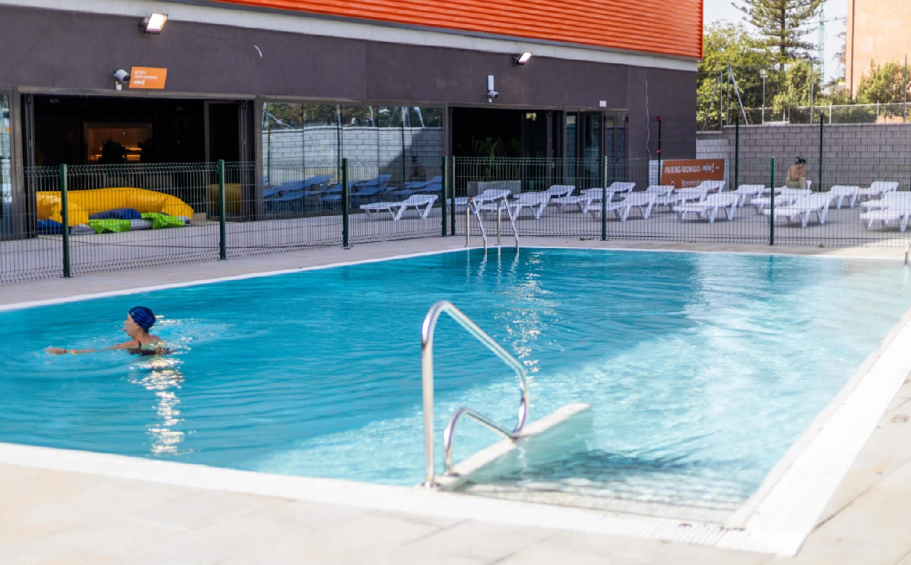 Piscina exterior de Enjoy! para disfrutar y refrescarse durante el verano.
