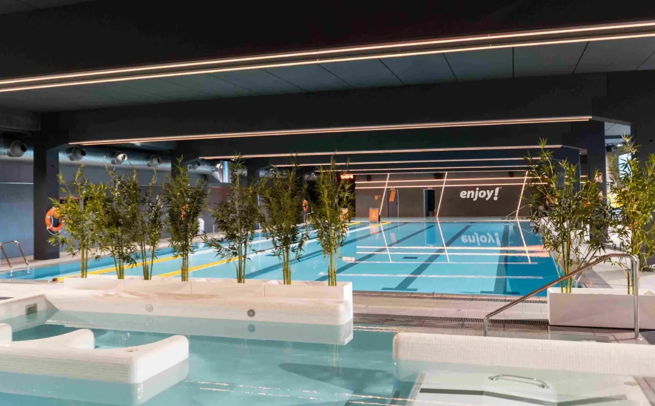 Piscina interior y zona de bienestar con spa en un centro Enjoy!