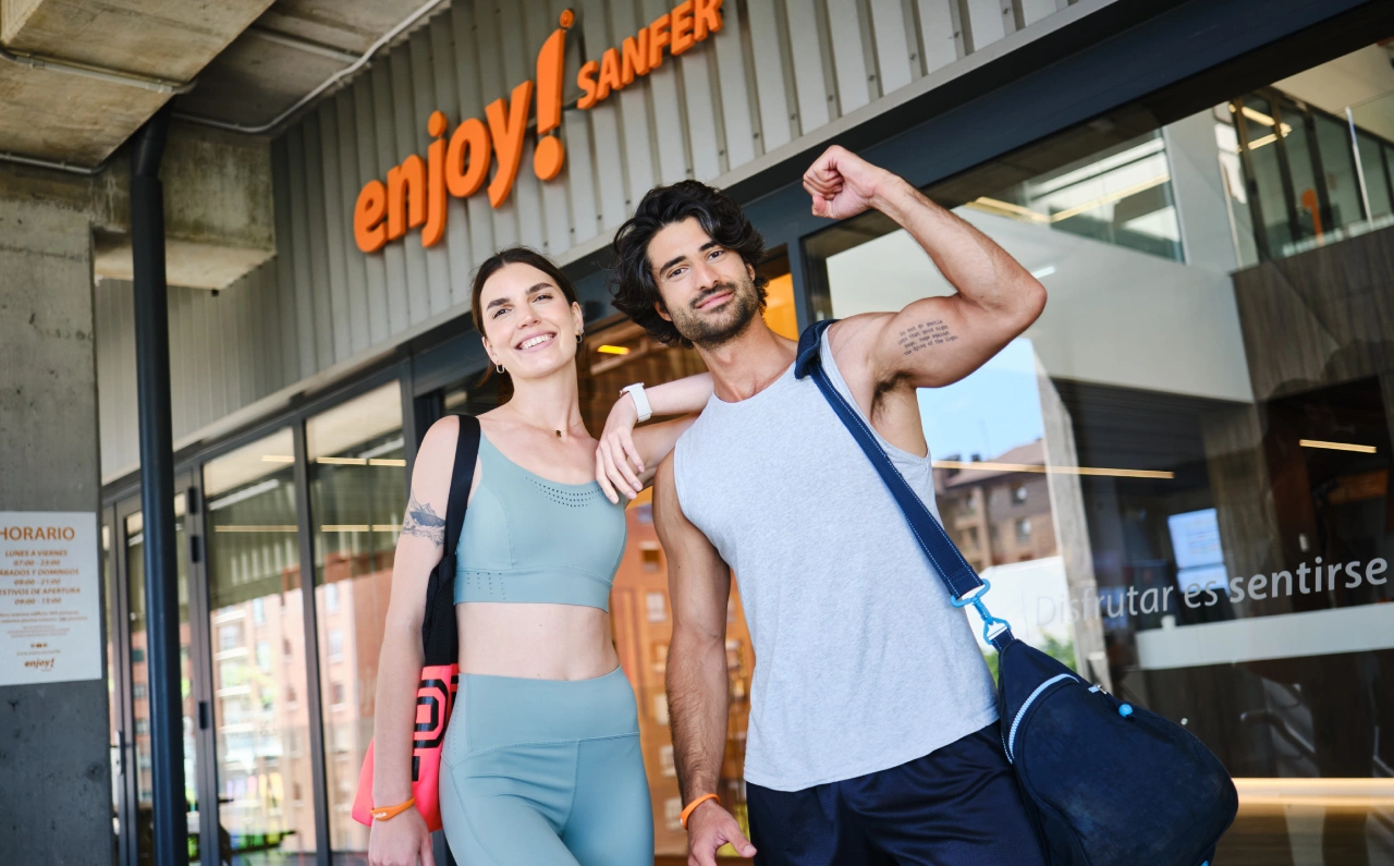 Pareja celebrando haber realizado una rutina de entrenamiento en el gimnasio Enjoy! Sanfer.