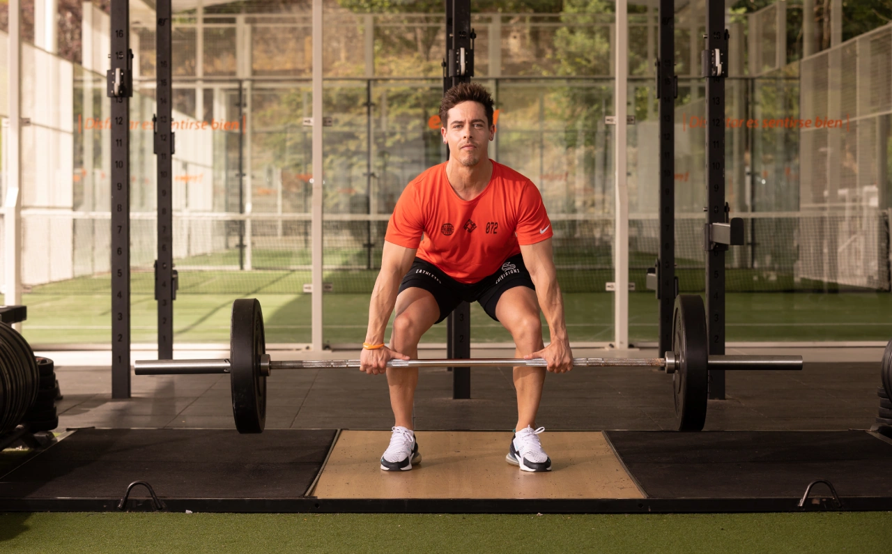 Hombre realizando un ejercicio de fuerza en un gimnasio Enjoy! durante su entrenamiento semanal.