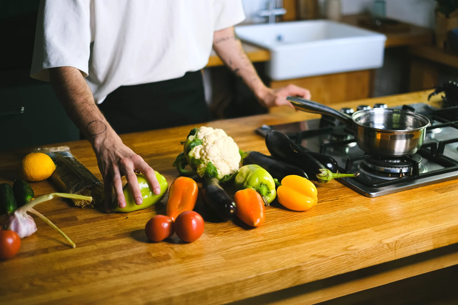 Preparación de alimentos frescos para elaborar una comida saludable con verduras.